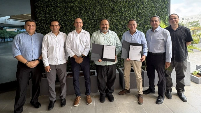 Representantes de CANIETI Sureste y Tecnia Universidad con el convenio firmado
